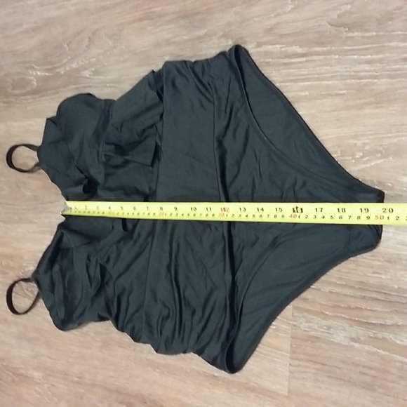 (M) H&M Soft Ruffle V Neck One Piece Swimsuit Beach Vacation Resortwear Poolside - Picture 4 of 7